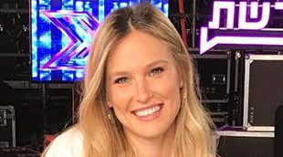 Bar Refaeli presume de barriguita en bikini