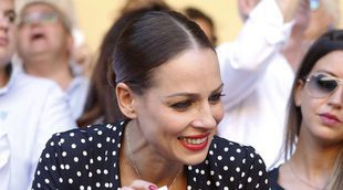 Eva recibe una lluvia de chupetes en la corrida Goyesca
