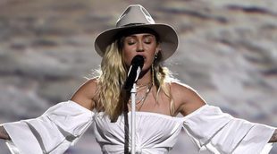 Miley se desnuda disfrazada de hada y con un inodoro