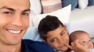Cristiano Ronaldo enseña a sus tres hijos en la intimidad