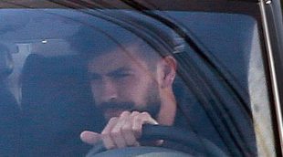 Piqué regresa a casa mientras siguen los rumores de crisis con Shakira