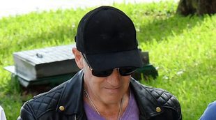 Antonio Banderas acude al tanatorio de su madre junto a su novia y su hermano
