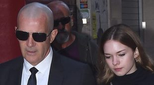 Banderas, apoyado en Stella durante el funeral de su madre