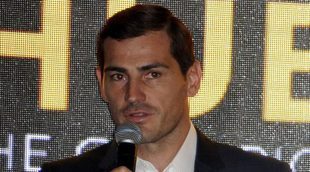 Iker gana el Golden Foot Award ante la admiración de Sara