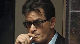 Charlie Sheen niega haber tenido sexo con Corey Haim