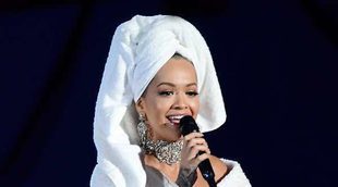 Rita Ora presenta los EMA 2017... ¡recién salida de la ducha!