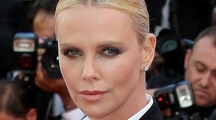 Charlize Theron pierde la paciencia con los fotógrafos