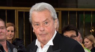 Alain Delon rehace su vida tras la muerte de Mireille Darc