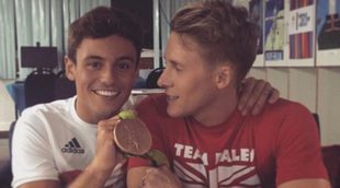 Daley y Dustin, así sobreviven a su matrimonio a distancia