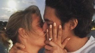 Claire Holt luce el anillo de compromiso de Andrew Joblin
