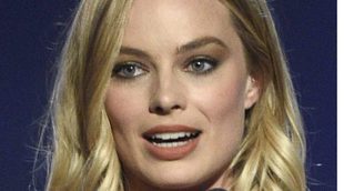 Margot Robbie se encontró un pie en una playa