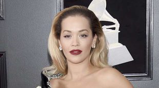 El descuido de Rita Ora en la alfombra roja de los Grammys
