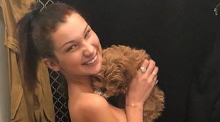 Bella Hadid posa desnuda junto a su nuevo perro