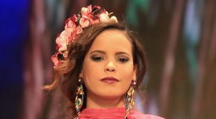 Gloria Camila desfila ante la atenta mirada de Kiko Jiménez y Rosario Mohedano