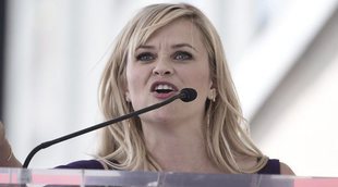 Reese Witherspoon 'limpia' su estrella en el Paseo de la Fama