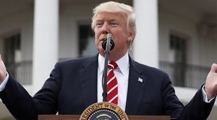 Donald Trump bromea sobre su pelo en una conferencia
