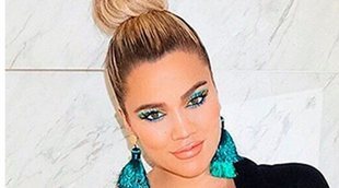 Khloe Kardashian posa en topless con sus vaqueros premamá