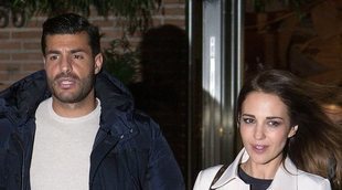 Paula Echevarría y Miguel Torres pasean su amor agarrados de la mano