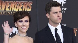 Scarlett y Colin Jost brillan en su debut sobre la alfombra roja