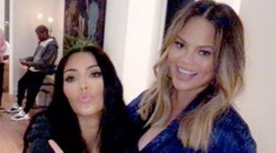 Chrissy Teigen celebra su 'baby shower' junto a los Kardashian