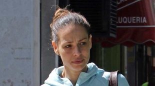 El paseo primaveral de Eva con su pequeño Cayetano