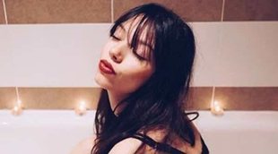 Alejandra posa desde la bañera como respuesta a los que hablan de su delgadez