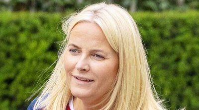 Haakon y Mette-Marit de Noruega se divierten durante su cita anual con el fútbol