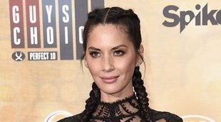 Álex González recibe la visita de Olivia Munn