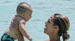Tamara Gorro y Ezequiel Garay enseñan Ibiza a sus hijos