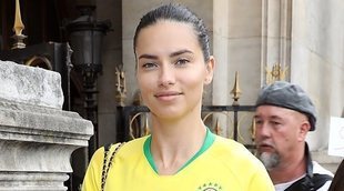 Adriana Lima apoya a Brasil desde el front row de París