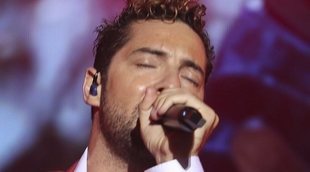 David Bisbal luce alianza de casado en su último concierto