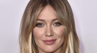 ¡Así empieza Hilary Duff a lucir barriguita!