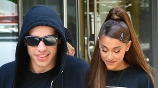 Ariana Grande luce su impresionante anillo de compromiso