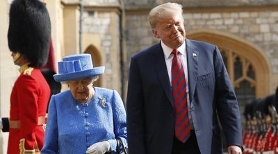 Donald Trump descoloca a la Reina Isabel saltándose el protocolo varias veces durante su encuentro