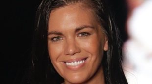 Una modelo da el pecho a su bebé mientras desfila en la Miami Swim Week