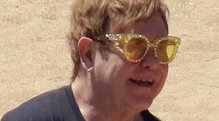 Elton John disfruta de unas vacaciones en familia en el Mediterráneo