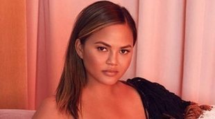 Chrissy Teigen enseña con orgullo su cuerpo tras dar a luz