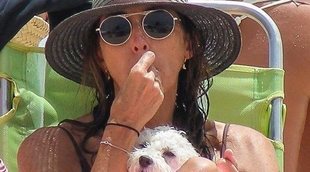 Paz Padilla disfruta en las playas de Cádiz con su hija y su marido