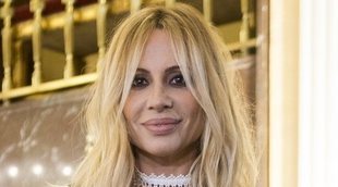 Marta Sánchez pierde el vestido en pleno concierto