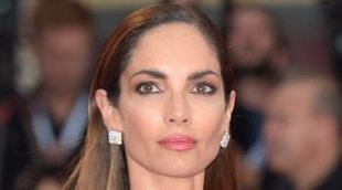 Eugenia Silva deslumbra en la Mostra de Venecia rodeada de plumas y glamour