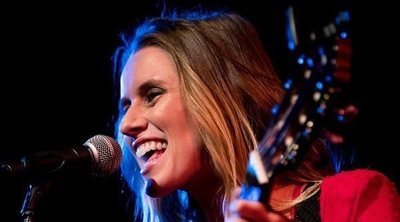 Manuela Vellés cumple un sueño y debuta como cantante con su disco 'Subo bajo'