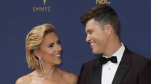 Scarlett y Colin Jost, todo amor en los Emmys