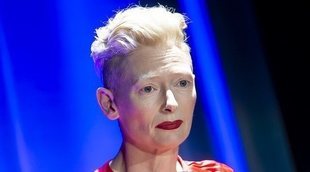 Tilda Swinton recibe un premio honorífico el día de la muerte de su padre