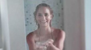 Alba se desnuda y deja su parte más íntima al descubierto