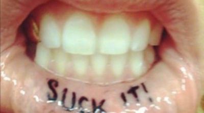 La cantante Kesha se hace un nuevo tatuaje en la boca con el mensaje 'Suck It'