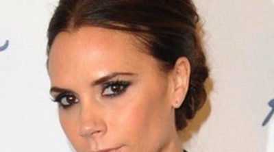 Victoria Beckham, sonriente junto a un delfín durante una visita a un parque acuático con sus hijos