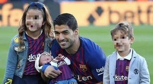 El primer posado de Suárez con sus tres hijos