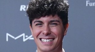 Alfred se va de cena con una misteriosa chica