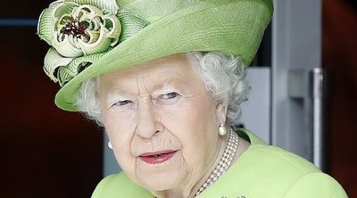 Un niño huye de la Reina Isabel gateando después de conocerla en persona