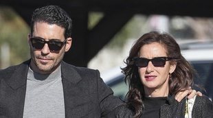 Miguel Ángel Silvestre, arropado por Belén López en la despedida a su padre